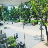 Cần bán tòa nhà mặt phố Nguyễn Văn Huyên 305m2 x 6 tầng, mt 17m. Giá 190 tỷ TL